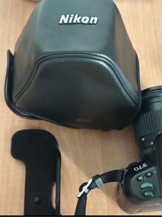 Cámara analógica Nikon F70 Negra