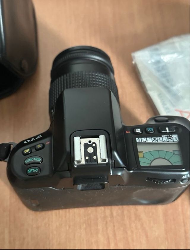 Cámara analógica Nikon F70 Negra