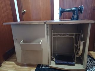 Máquina de coser Alfa antigua con mueble