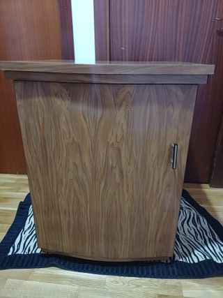 Máquina de coser Alfa antigua con mueble