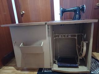 Máquina de coser Alfa antigua con mueble