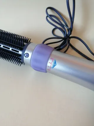 Secador de pelo rotatorio plateado y morado