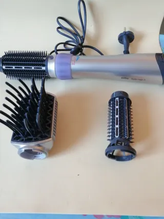 Secador de pelo rotatorio plateado y morado