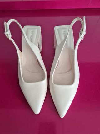 Zapatos destalonados blancos tacón