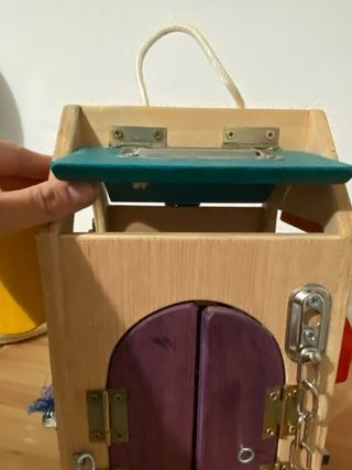 Casitade madera con cerraduras y puertas.