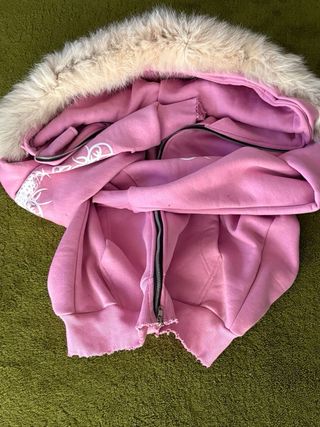 Sudadera rosa con capucha y ribete de pelo