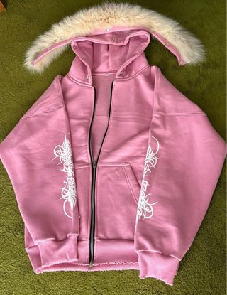 Sudadera rosa con capucha y ribete de pelo