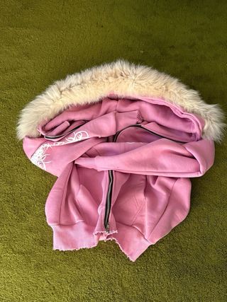 Sudadera rosa con capucha y ribete de pelo