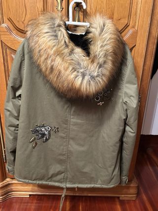 Abrigo verde con capucha de pelo