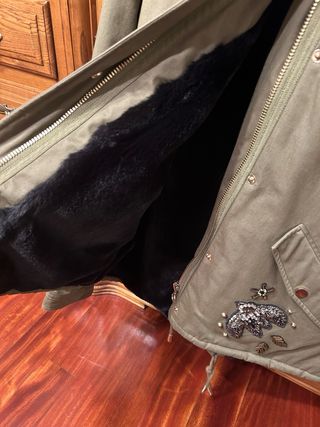 Abrigo verde con capucha de pelo