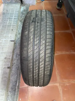 Neumático 215/65 R17
