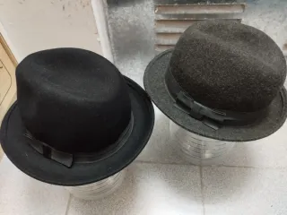 2 Cappelli in tessuto da donna grigio e nero 15€ due