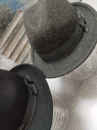 2 Cappelli in tessuto da donna grigio e nero 15€ due