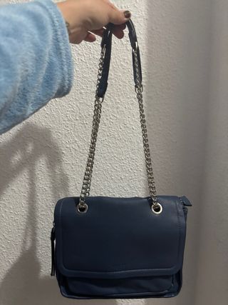 Bolso azul con cadena