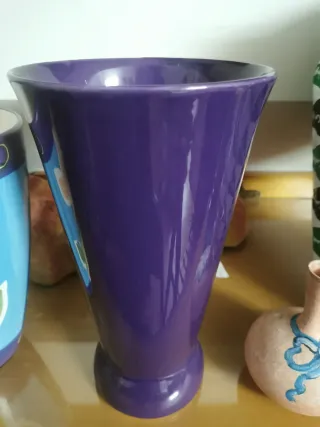 Jarrón morado de cerámica