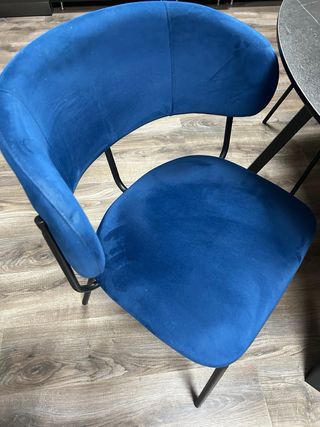 Mesa redonda negra y 4 sillas