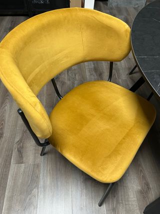 Mesa redonda negra y 4 sillas