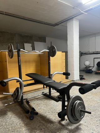 Banco de pesas con barra y discos