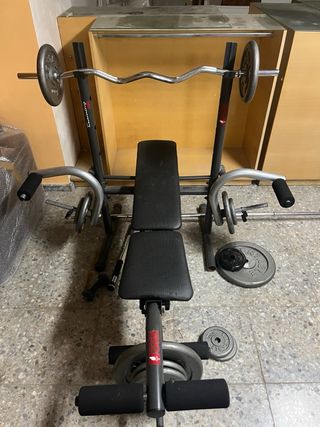 Banco de pesas con barra y discos
