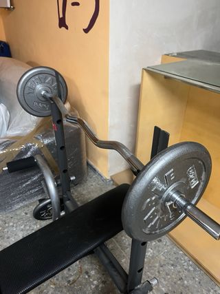 Banco de pesas con barra y discos
