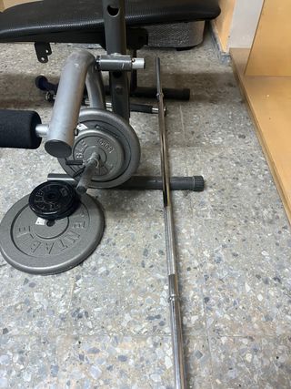 Banco de pesas con barra y discos