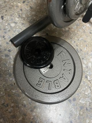 Banco de pesas con barra y discos