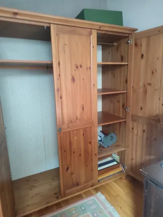 Armario de madera de tres puertas