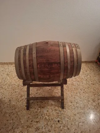 Barril de madera con soporte