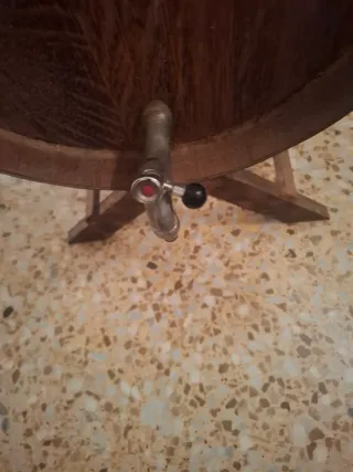 Barril de madera con soporte