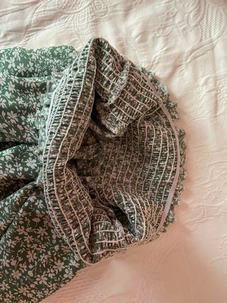 Falda verde y blanca con estampado de flores