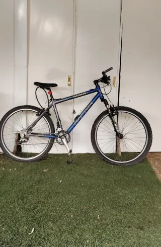 Bicicleta de montaña azul