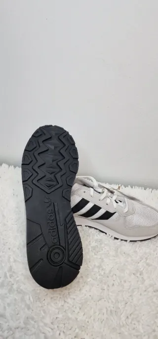 Zapatillas Adidas grises y blancas T43 1/3