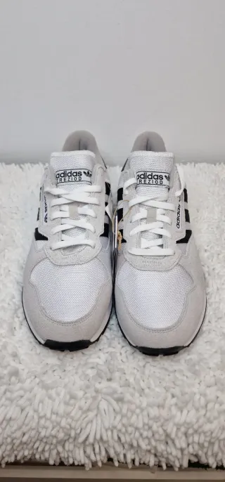 Zapatillas Adidas grises y blancas T43 1/3