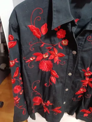 Camisa mujer bordada flores rojas