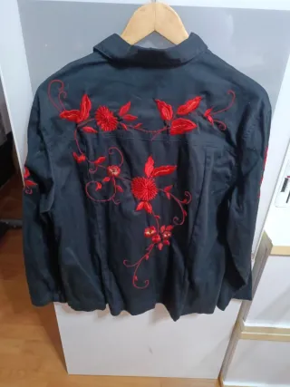 Camisa mujer bordada flores rojas