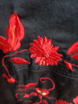 Camisa mujer bordada flores rojas