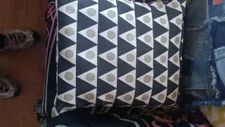 Cojín artesanal geométrico blanco y negro