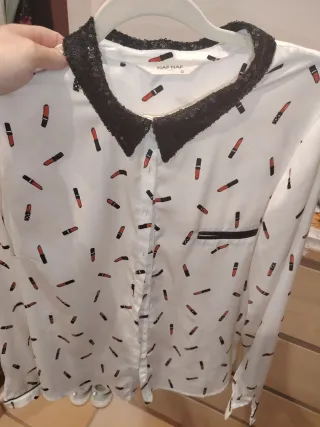 Camisa NAF NAF con estampado de pintalabios