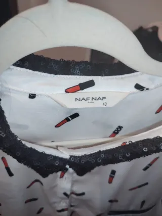 Camisa NAF NAF con estampado de pintalabios