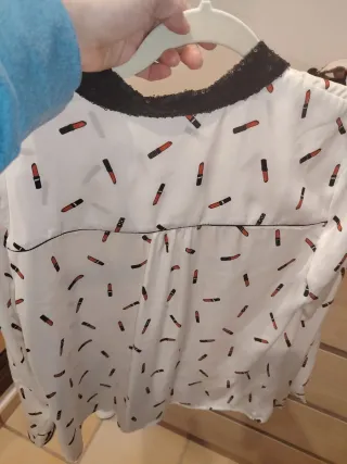 Camisa NAF NAF con estampado de pintalabios