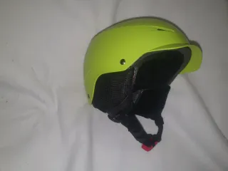 Casco de esquí infantil.