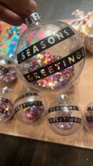 Decoración Navideña: Adornos y Figuras