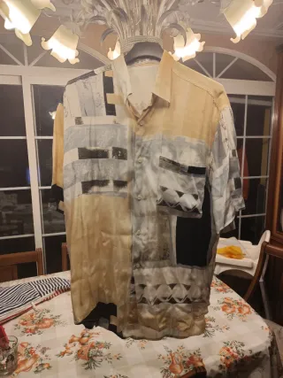 Camisa estampada hombre beige y gris