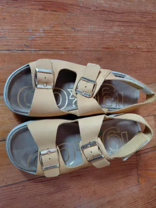 Sandalias Beige con Hebillas