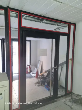 Puerta de entrada con marco