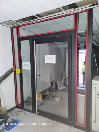 Puerta de entrada con marco