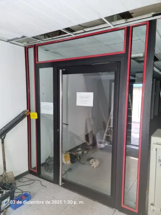 Puerta de entrada con marco