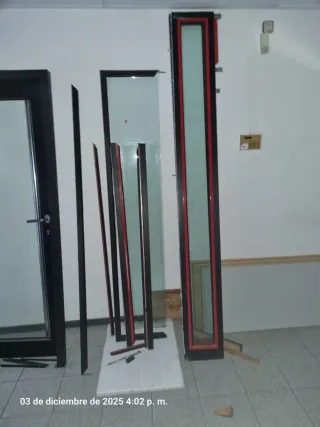 Puerta de entrada con marco