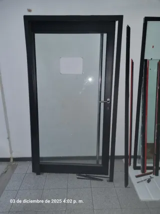 Puerta de entrada con marco