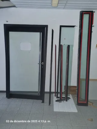 Puerta de entrada con marco